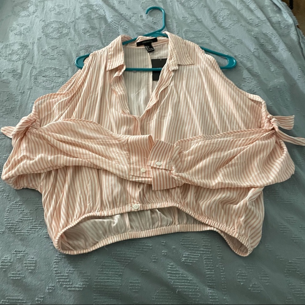 Striped cropped top with open sleeves. - Picture 2 of 9